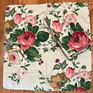Floral Print Tablecloth and Napkin Set 6 EUC No Stains 19x19. No Bundles